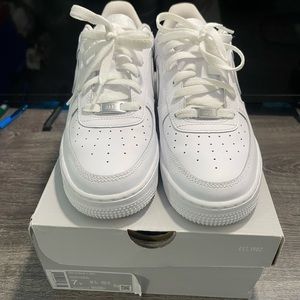 WOMEN AIR FORCE 1 SIZE 7Y